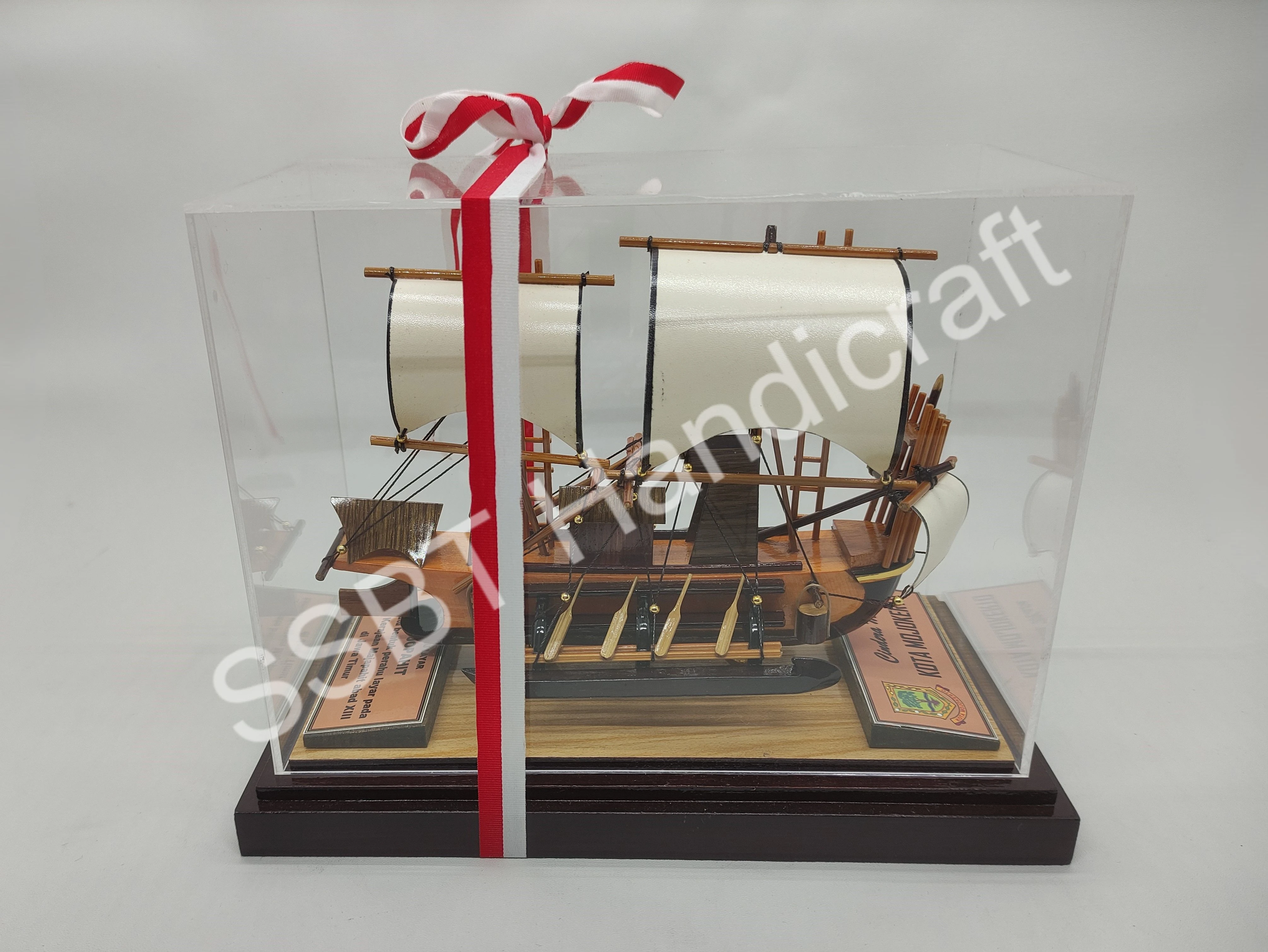 Majapahit Akrilik Cinderamata